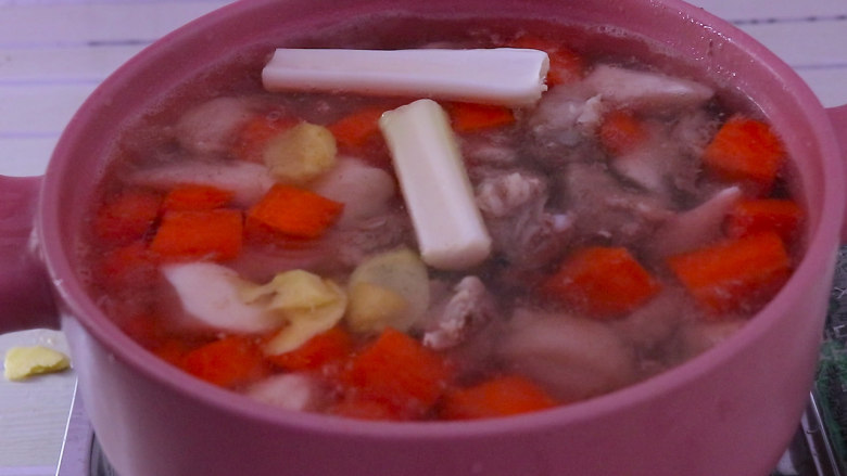 胡萝卜排骨山药汤,水开后放入大葱段和而姜片...