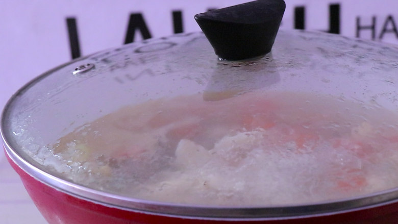胡萝卜排骨山药汤,水开后转小火盖盖炖煮一个小时左右...