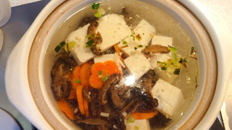 香菇豆腐汤,加入豆腐、胡萝卜、香菇烧开。