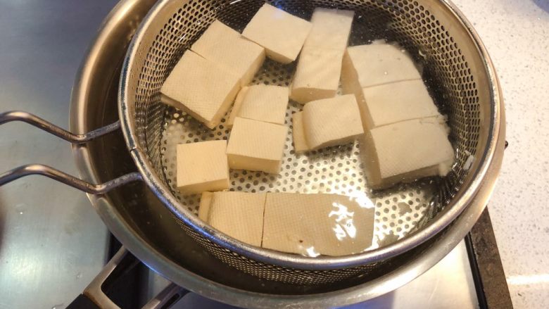 香菇豆腐汤,豆腐加入沸水锅中焯水。
