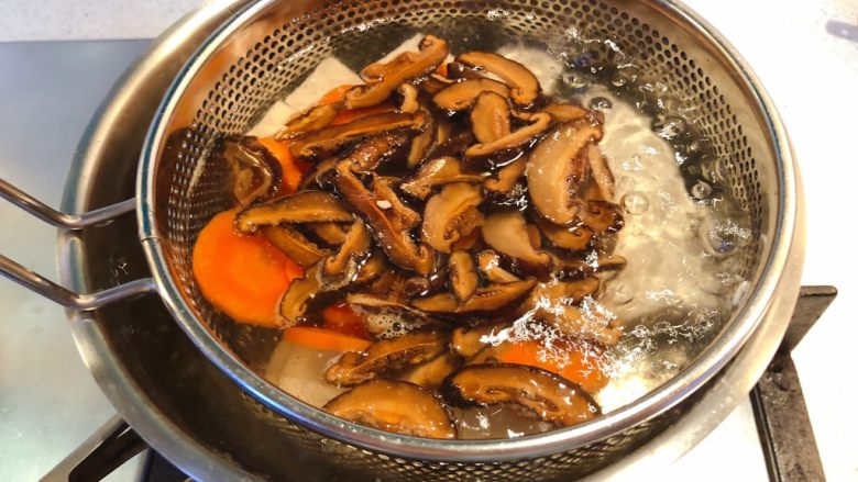 香菇豆腐汤,所有材料都下入沸水锅中焯烫。