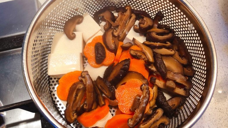 香菇豆腐汤,捞出沥净水分。