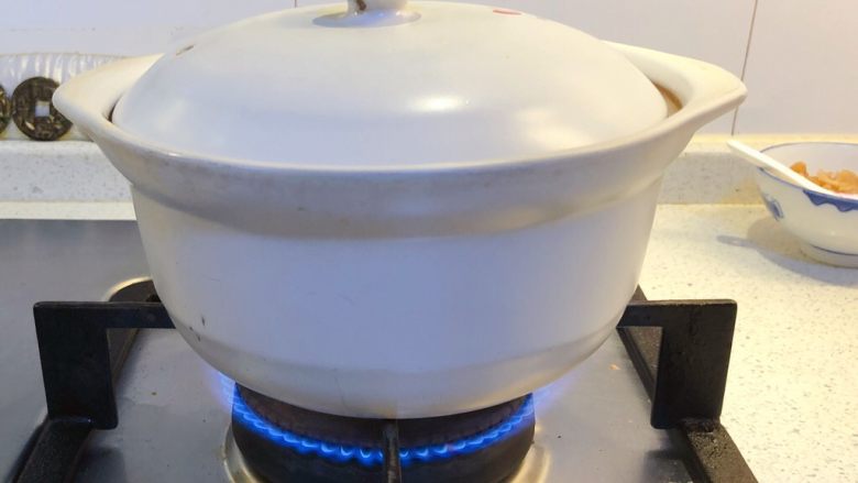 香菇豆腐汤,大火烧开，转小火慢炖半小时以上。