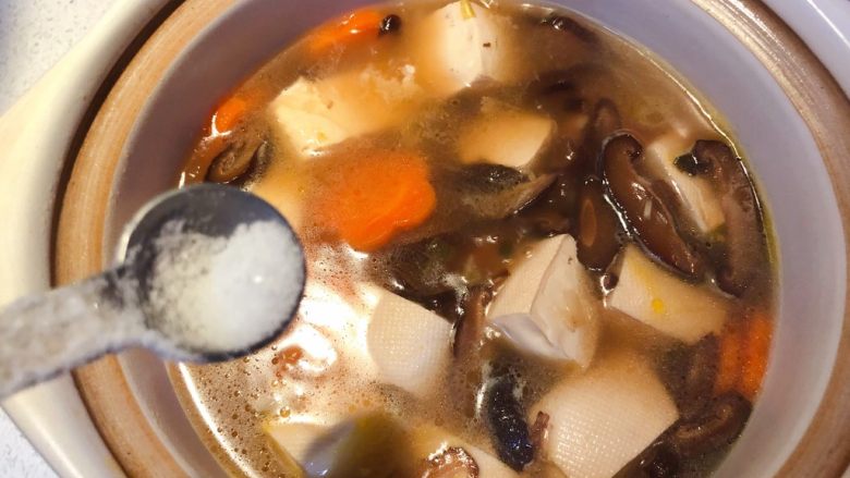 香菇豆腐汤,起锅前加盐调味。