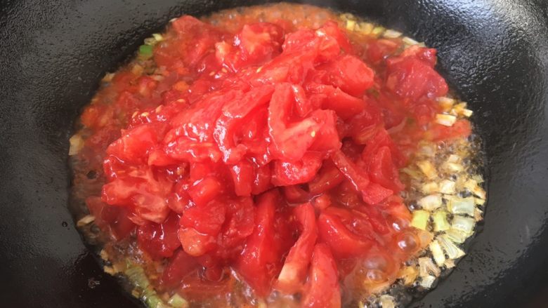 #了不起的小番茄# 番茄鸡蛋四季豆,放入番茄碎粒。