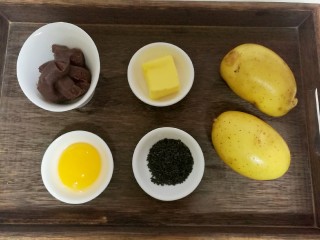 仿真蛋黄酥~宝宝辅食食谱,准备好食材，土豆，黄油，红豆沙，黑芝麻和蛋黄。
