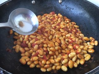 #了不起的小番茄# 芝士焗番茄黄豆,放入适量的盐。