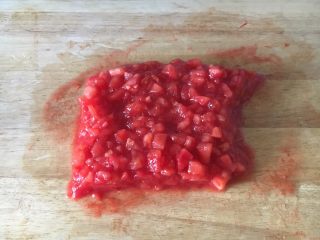 #了不起的小番茄# 芝士焗番茄黄豆,将番茄切成碎粒备用。