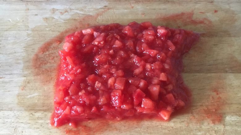 #了不起的小番茄# 芝士焗番茄黄豆,将番茄切成碎粒备用。