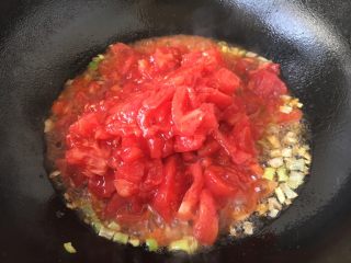 #了不起的小番茄# 芝士焗番茄黄豆,放入番茄。