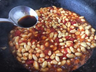 #了不起的小番茄# 芝士焗番茄黄豆,放入10g的上海辣酱油。