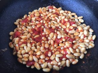 #了不起的小番茄# 芝士焗番茄黄豆,将它们翻炒均匀。