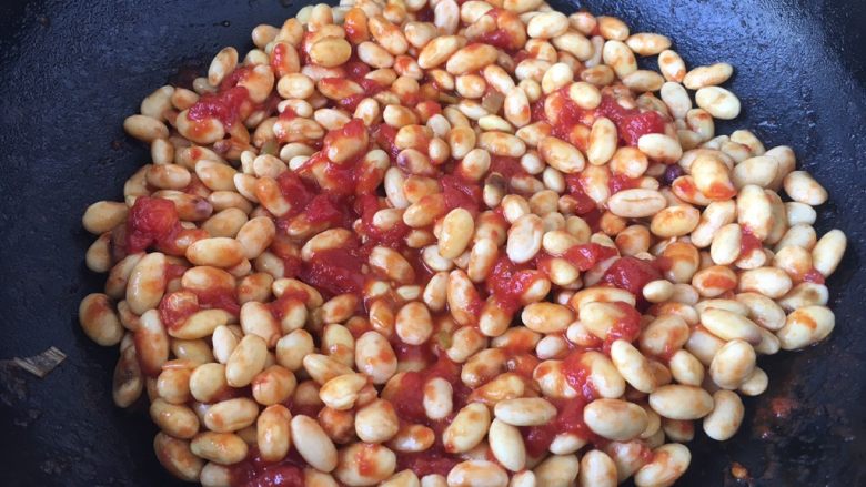 #了不起的小番茄# 芝士焗番茄黄豆,将它们翻炒均匀。