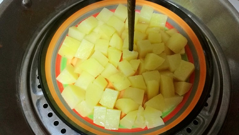 仿真蛋黄酥~宝宝辅食食谱,放入锅中蒸15分钟蒸熟，用筷子可以轻松扎小洞即可。