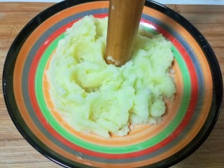 仿真蛋黄酥~宝宝辅食食谱,取出来后，趁热用擀面杖头或勺子碾压成土豆泥。
