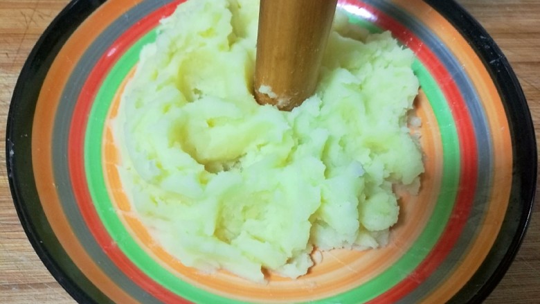 仿真蛋黄酥~宝宝辅食食谱,取出来后，趁热用擀面杖头或勺子碾压成土豆泥。
