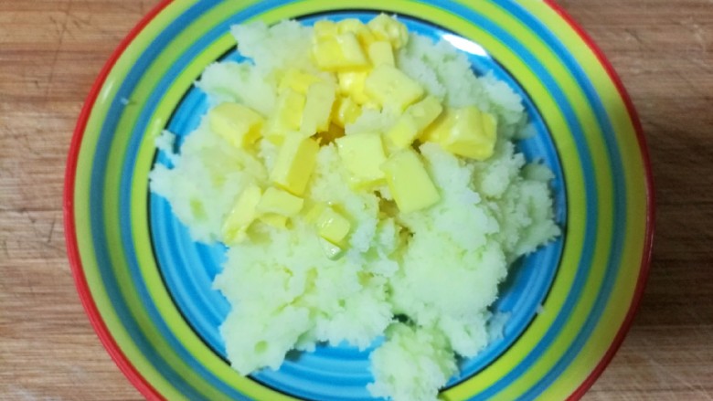 仿真蛋黄酥~宝宝辅食食谱,趁着土豆泥还是热乎的时候加入切好的黄油。