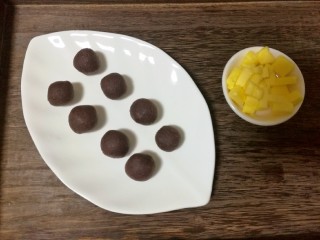 仿真蛋黄酥~宝宝辅食食谱,提前把黄油切成小块，红豆沙分成八份，搓圆备用。
