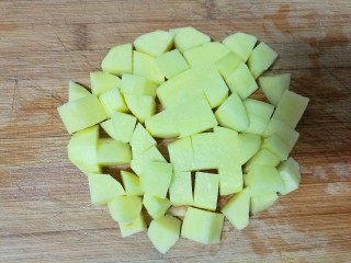 仿真蛋黄酥~宝宝辅食食谱,土豆冼干净后切成小块。