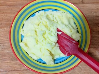 仿真蛋黄酥~宝宝辅食食谱,把土豆泥搅拌均匀，让土豆泥彻底的吸收黄油。