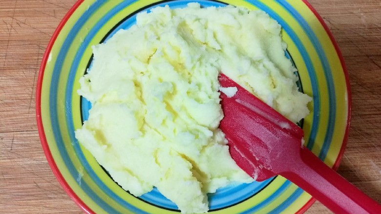仿真蛋黄酥~宝宝辅食食谱,把土豆泥搅拌均匀，让土豆泥彻底的吸收黄油。