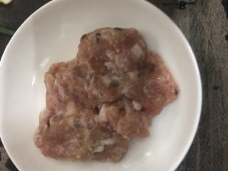 生蚝焖虾,准备小量的肉饼