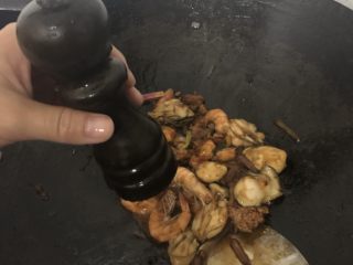 生蚝焖虾,胡椒粉适量