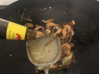 生蚝焖虾,小半匙蚝油
