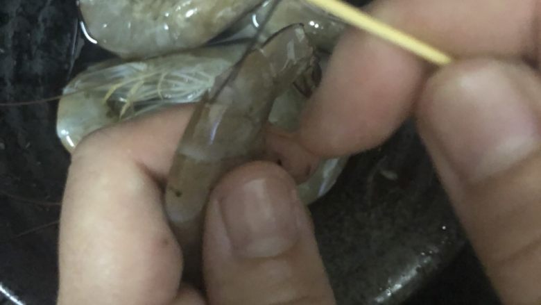 生蚝焖虾,虾尾巴后两节把虾线用牙签拔出来
