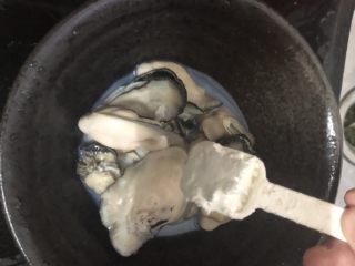 生蚝焖虾,生蚝取出后用生粉一匙均匀搅拌一下