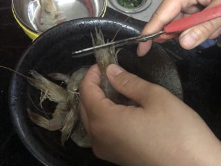 生蚝焖虾,处理一下虾