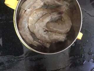 生蚝焖虾,整理好的虾待用