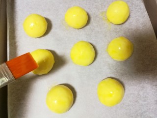 仿真蛋黄酥~宝宝辅食食谱,刷上一层蛋黄液。