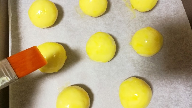 仿真蛋黄酥~宝宝辅食食谱,刷上一层蛋黄液。