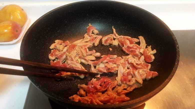 上海菜-烂菜糊,少油，里脊肉入锅断生，盛出备用