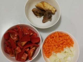 了不起的小番茄+番茄鸡肉酱意面,西红柿胡萝卜，洋葱切丁备用。鸡肉是熟的哈。