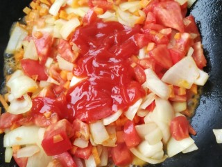 了不起的小番茄+番茄鸡肉酱意面,倒入番茄酱翻炒均匀