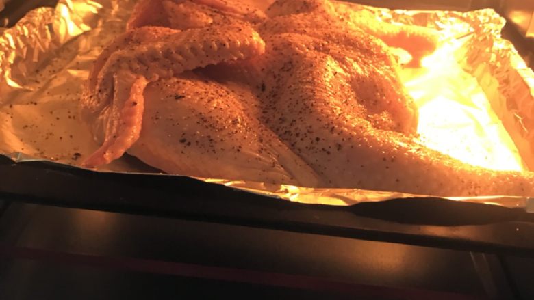 懒人烤鸡,上一步20分钟到了把火调转至125度烤45分钟，最后调回200度烤20分钟（这一步为了鸡皮更脆哦）