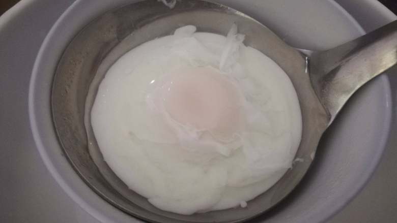 牛肉滑片盖饭,煮好的溏心蛋先放一边，可以加点热水进行保温