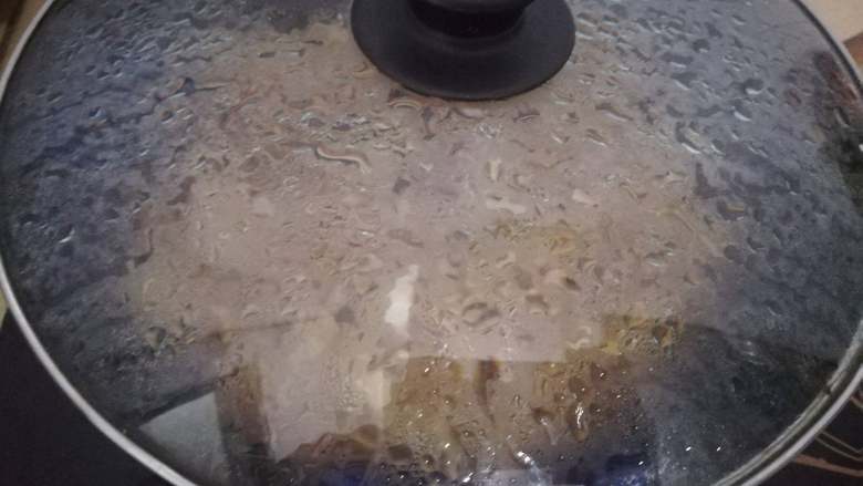 牛肉滑片盖饭,接着加入一点水，盖上锅盖中火焖煮1min