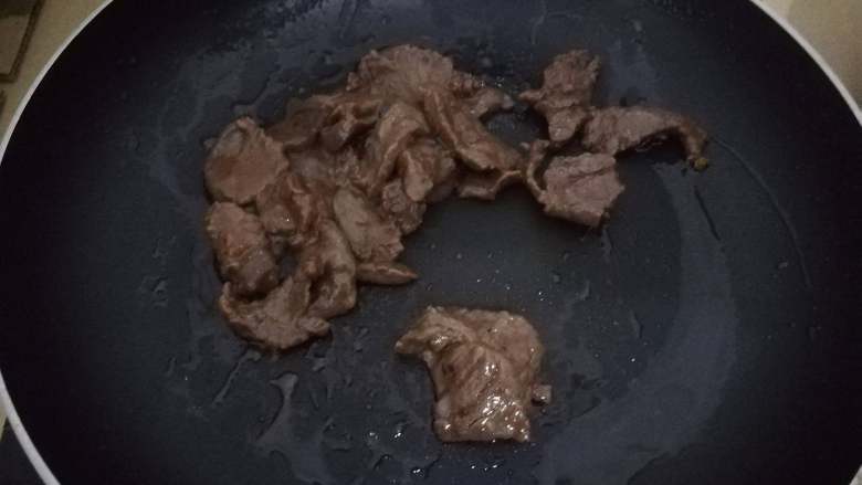 牛肉滑片盖饭,最后把刚刚备用的牛肉片再进行翻炒1分钟左右煎熟即可