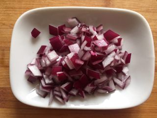 干烧腐竹,紫洋葱切丁