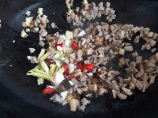 干烧腐竹,放入生姜、大蒜和干红辣椒翻炒片刻