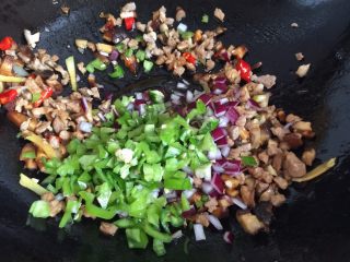 干烧腐竹,放入尖椒和紫洋葱翻炒片刻