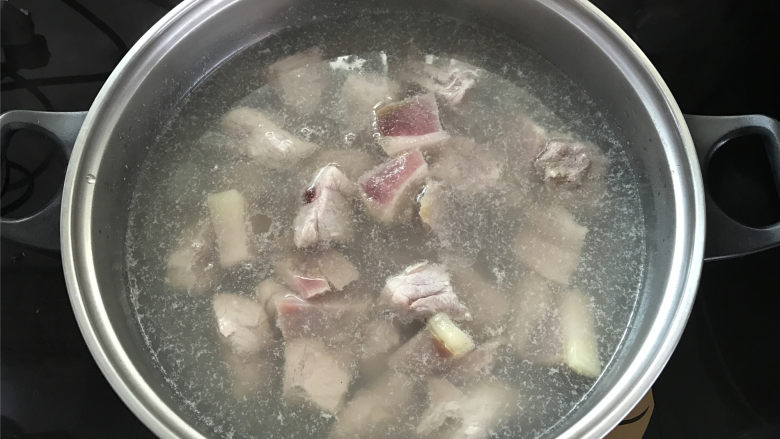 腌笃鲜,把洗干净的子排和咸肉放入锅中焯水去浮沫后捞出