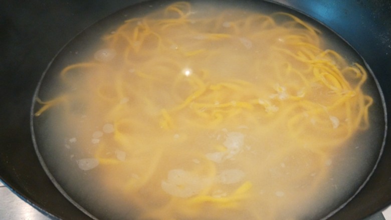 鸡蛋番茄南瓜面,煮开后加入冷水，在开捞出来。