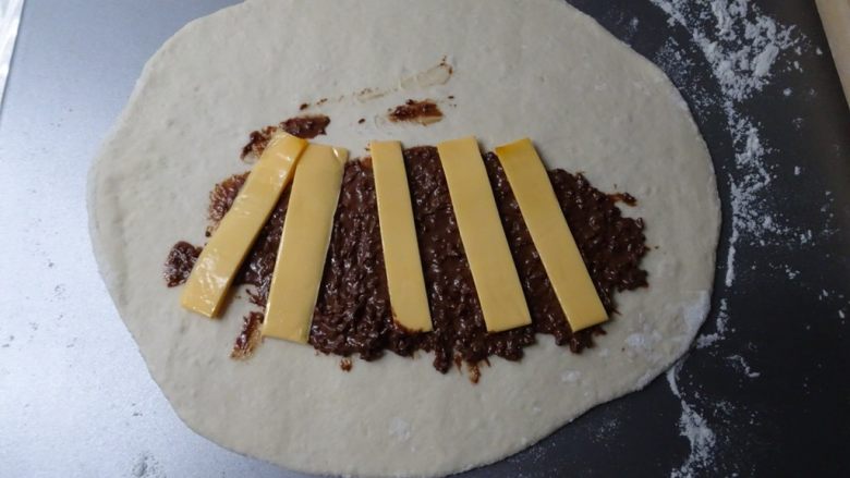 拿坡里起司巧克力炸披薩(2個),在餅皮中央塗上一層巧克力醬，可以塗多一點更好吃，然後再平均放上起司片。