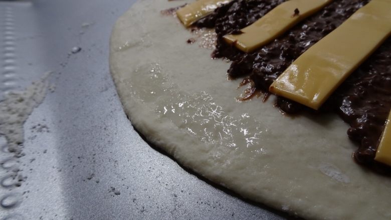 拿坡里起司巧克力炸披薩(2個),內餡放好後，邊邊沾一點水，就像包水餃對折起來，皮的周圍用指頭壓牢，不要讓它下鍋後破掉了。