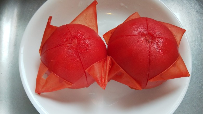 鸡蛋番茄南瓜面,<a style='color:red;display:inline-block;' href='/shicai/ 59'>番茄</a>两个用开水烧皮，包开皮在切成小块。