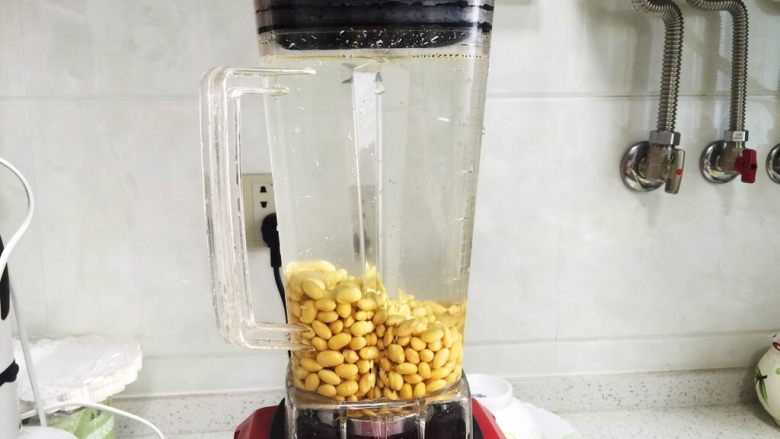 西安豆腐脑,泡好的黄豆倒入料理机，加1200ml水，打成豆浆